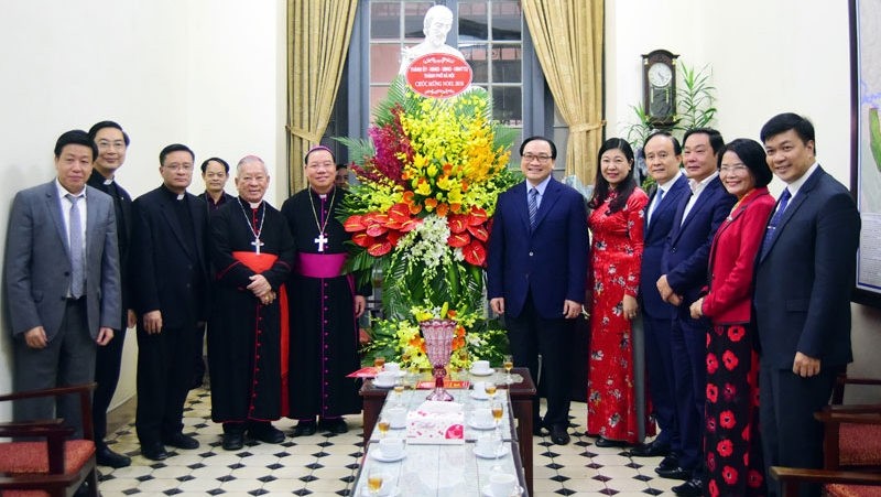 Hanoi Secretary Hoang Trung Hai extends his Christmas greetings at the Hanoi Archbishop’s Residence. (Photo: Ha Noi Moi)
