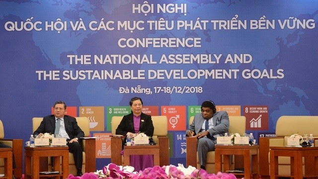 NA Vice Chairwoman Tong Thi Phong (C) and delegates at the conference. (Photo: qdnd.vn)