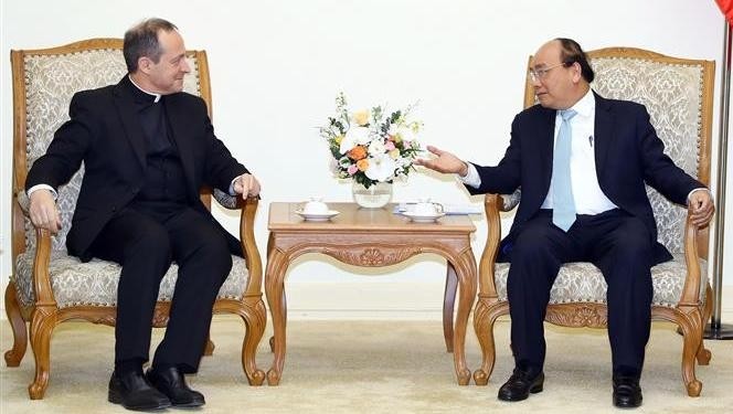 PM Nguyen Xuan Phuc (R) receives a delegation from the Holy See, led by Under-Secretary for Relations with States Antoine Camilleri, Hanoi, December 18. (Photo: VNA)