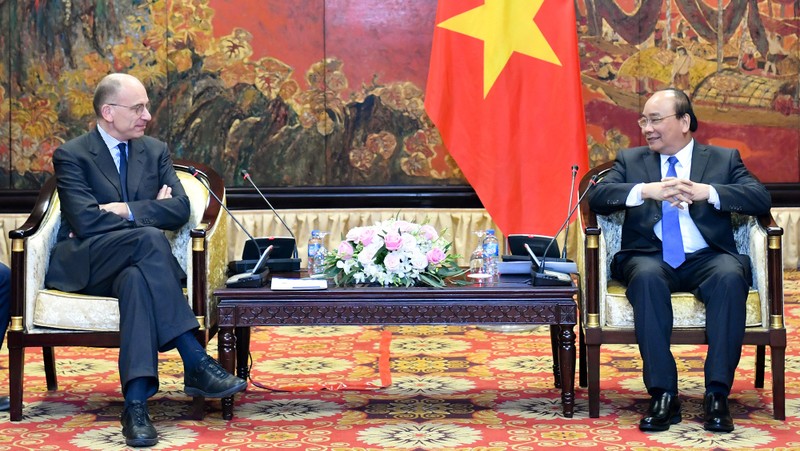 PM Nguyen Xuan Phuc (R) receives Chairman of the Italy-ASEAN Association (IAA) Enrico Letta (Photo: VGP)
