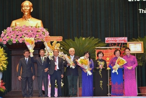 NA Chairwoman Nguyen Thi Kim Ngan presents the “Hero of the People’s Armed Forces” title to representatives of the former civil medical board of the Central Office for South Vietnam. (Photo: qdnd.vn)