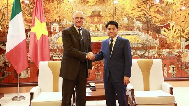 Chairman of the Hanoi People's Committee Nguyen Duc Chung(R) and former Italian Prime Minister Enrico Letta. (Photo: hanoimoi.com.vn)