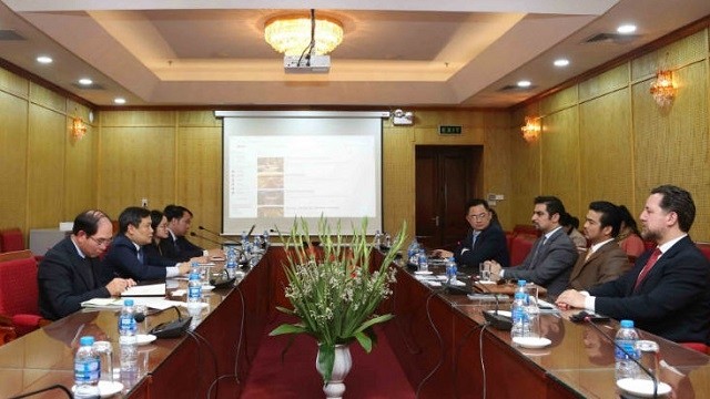 Deputy Minister of Planning and Investment Vu Dai Thang holds a working session with the Dubai business delegation.