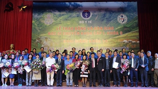 A ceremony was held in Hanoi on December 18 to see off 14 freshly-graduated doctors of the Hanoi Medical University to work in Vietnam’s mountainous and remote areas.