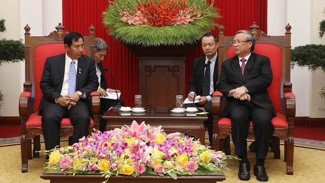 Politburo member and standing member of the CPV Central Committee’s Secretariat, Tran Quoc Vuong (R), receives a delegation from Myanmar’s USDP, led by Chairman U Than Htay, in Hanoi on December 18. (Photo: VNA)