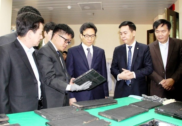 Deputy Prime Minister Vu Duc Dam inspects the archives of woodblocks of Nguyen Dynasty. 