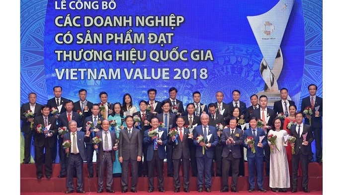 Representatives from businesses with national brand products honoured at the ceremony. (Photo: VGP)
