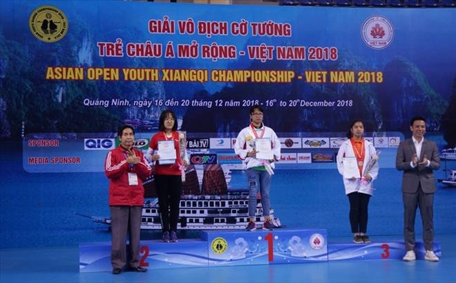 The organising committee presents medals to the winners.