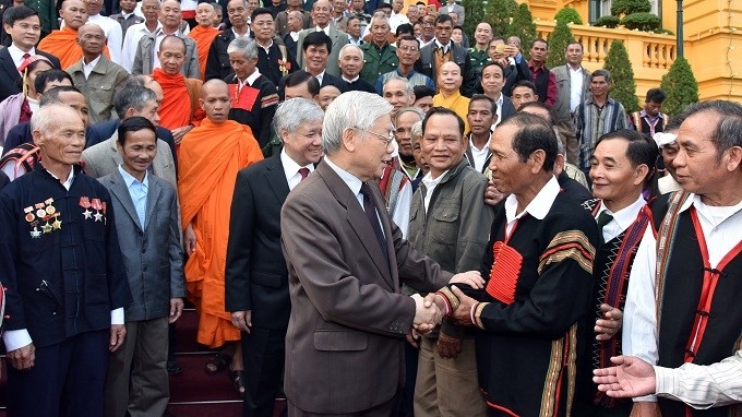 Party General Secretary and President Nguyen Phu Trong and the outstanding elderly villagers and village leaders from different ethnic minority groups nationwide. (Photo: NDO/Duy Linh)