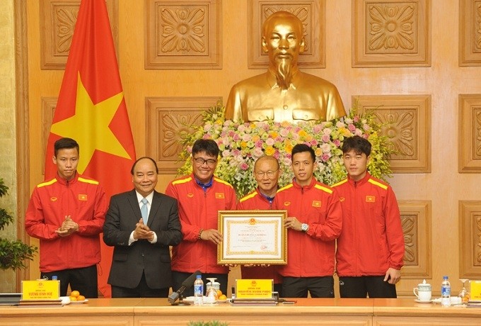 PM Nguyen Xuan Phuc (second from left) presents the first-class Labour Order to the Vietnam national football team. (Photo: NDO/Tran Hai)