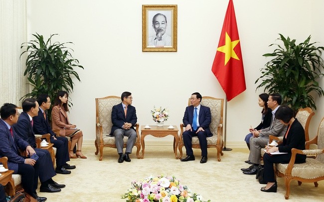Deputy PM Vuong Dinh Hue (right) receives outgoing General Director of Samsung Vietnam Shim Won Hwan. 