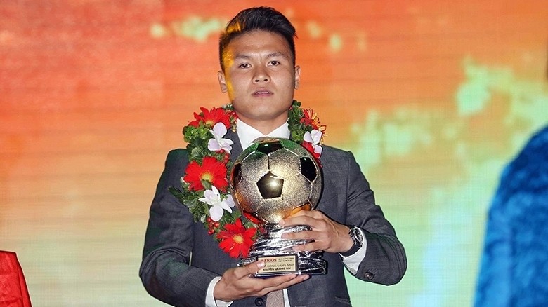 Nguyen Quang Hai receives the Golden Ball Award 2018. (Photo: Dung Phuong)