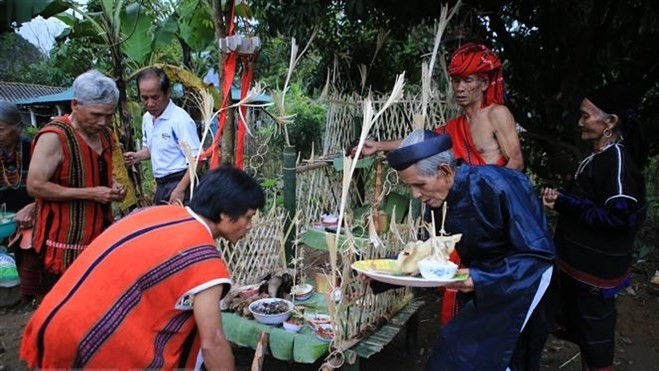 Villagers preparing offerings for the festival (Photo: VNA)