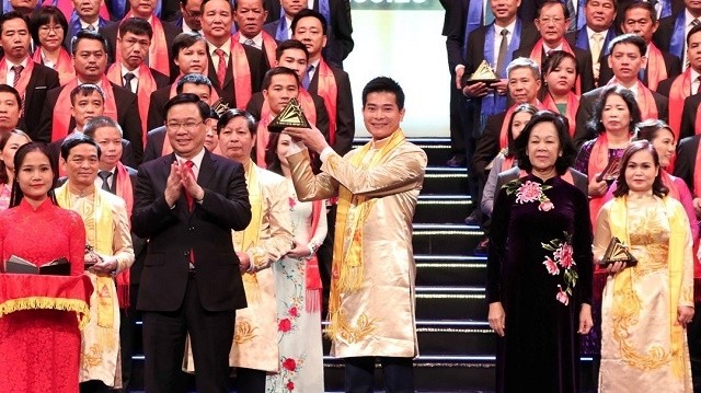 Best Vietnamese firms honoured with Gold Star Award (Photo: VGP)
