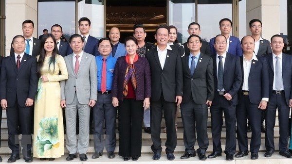 NA Chairwoman Nguyen Thi Kim Ngan (fifth from left, first row) poses with outstanding representatives of the Vietnam Young Entrepreneurs Association.
