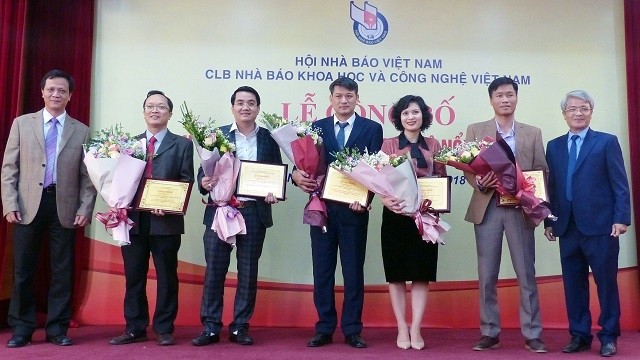 Representatives of several prominent scientific and technological events in 2018 at the announcement ceremony on December 25. (Photo: sggp.org.vn)