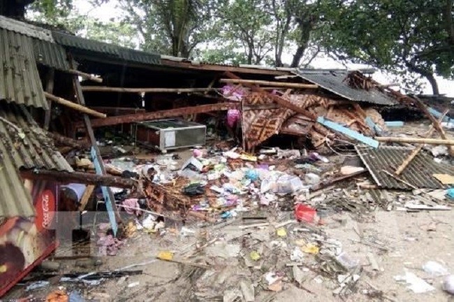 A house in Banten province of Indonesia was destroyed by tsunami. (Photo: AFP/VNA)