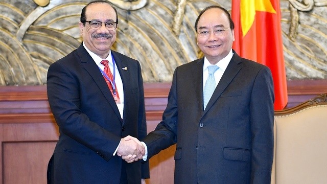 Prime Minister Nguyen Xuan Phuc (R) and CEO of KPI Nabil Bourisli (Photo: VGP)