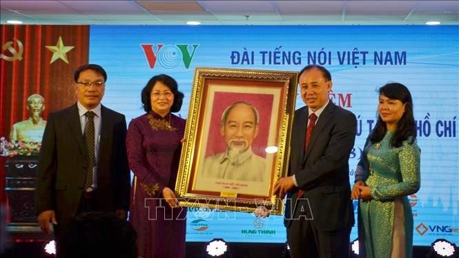 Vice President Dang Thi Ngoc Thinh (second from left) presents gifts to the leaders of VOV’s domestic bureau in HCMC (Photo: VNA)