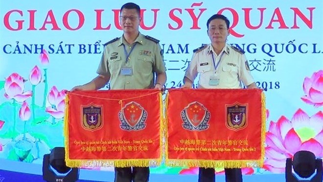 Young officers of the coast guard forces of Vietnam and China joined an exchange programme that opened in the central city of Da Nang on December 24 (Photo: VNA)