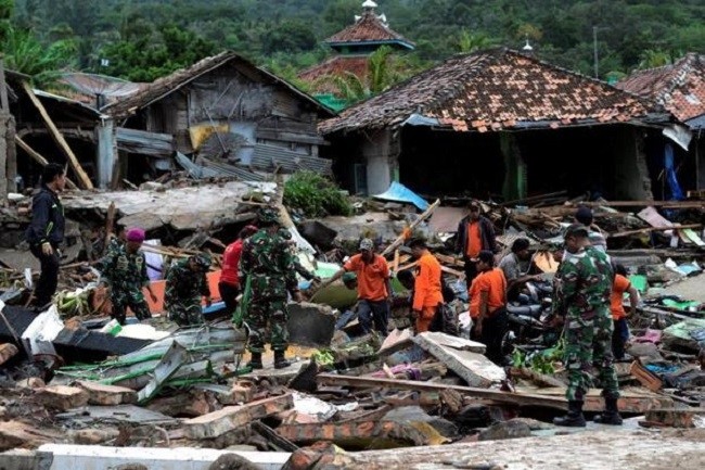 Rescue team members search for victims among debris after a tsunami hit at Rajabasa district in South Lampung, Indonesia. (Photo: Reuters)