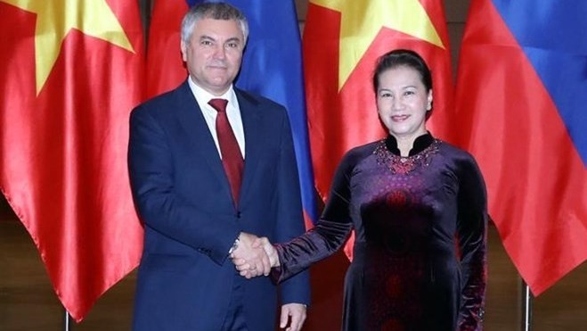  National Assembly Chairwoman Nguyen Thi Kim Ngan (R) shakes hands with Chairman of the State Duma of the Federal Assembly of the Russian Federation Vyacheslav Viktorovich Volodin (Photo: VNA)