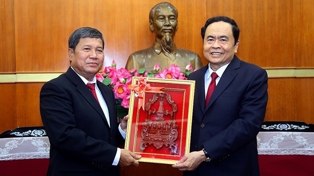 President of the VFF Central Committee Tran Thanh Man (R) receives Vice President of the Lao Front for National Construction Central Committee Khambay Damlat in Hanoi on December 24. (Photo: NDO)