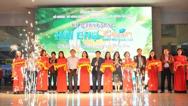 Delegates cut the ribbon to launch the Vinh Orange – Nghe An Fair 2018. (Photo: baonghean.vn)