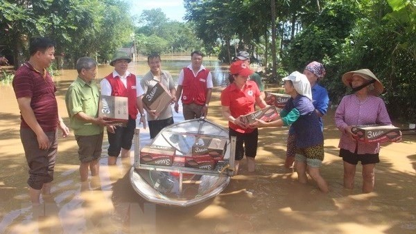 Vietnam Red Cross Society staff deliver aid to locals in flood-hit district of Yen Dinh, Thanh Hoa province (Photo: VNA)