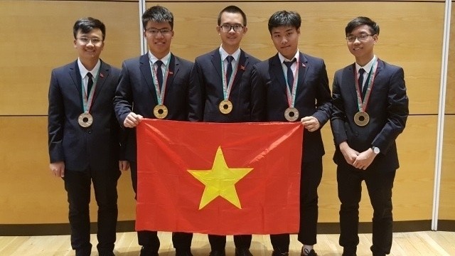 Vietnamese students bag two gold medals at the International Physics Olympiad 2018.