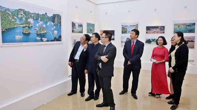 Visitors at the exhibition. (Photo: qdnd.vn)