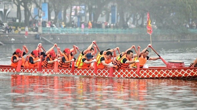 The first-ever dragon boat race in Hanoi’s West Lake was listed among the city's top 10 culture and sports event of 2018 (Photo: hanoimoi.com.vn)