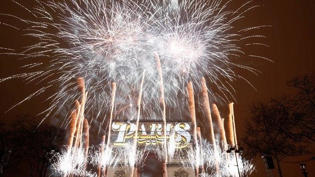  Fireworks are seen at the Arc de Triomphe during New Year's celebrations in Paris, France. (Source: Tempo.co)