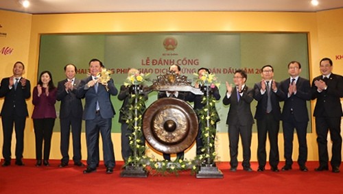 Finance Minister Dinh Tien Dung strikes the gong to open the first stock trading day of 2019. (Photo: Thoi bao tai chinh)