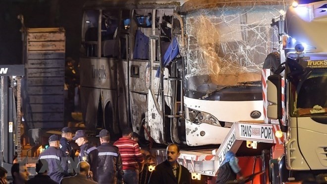 Relevant forces investigate the bomb attack on a bus carrying Vietnamese tourists in Giza on December 28 (local time) (Photo: AFP/VNA)