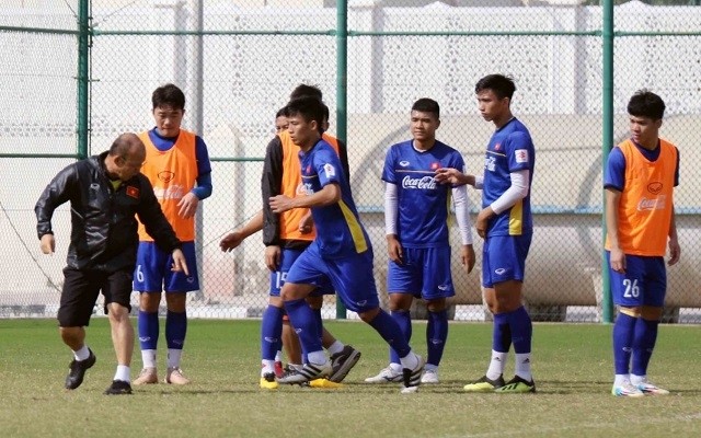 Coach Park Hang-seo (far left) carefully instructs the Vietnamese players during their first training session of 2019 in Qatar on the morning of January 2. (Photo: Vietnam Football Federation)