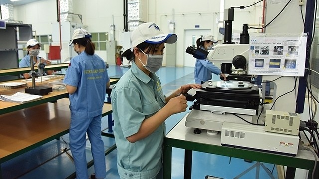 Workers manufacturing precision mechanical components at the Fujikin Vietnam Co., Ltd., in the Vietnam - Singapore Industrial Park in Bac Ninh province. (Photo: NDO/Nguyen Dang)