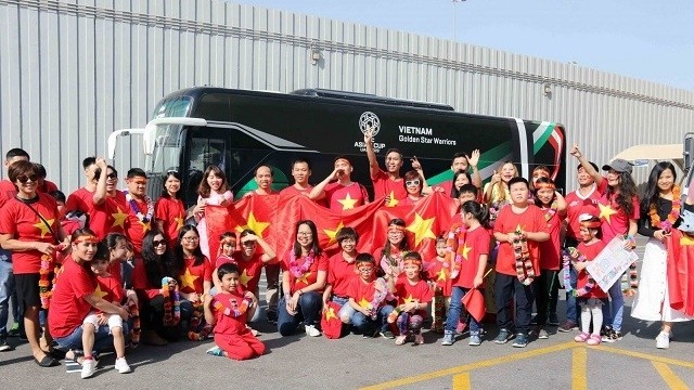 Representatives from the Vietnamese Embassy and Vietnamese football supporters in the UAE at Abu Dhabi International Airport waiting for the arrival of the Vietnamese national squad on the morning of January 4. (Photo: Vietnam Football Federation)