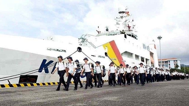 Officers and soldiers prepare to get onboard ships for Truong Sa at Cam Ranh military port in Khanh Hoa province on January 4 (Photo: VNA)