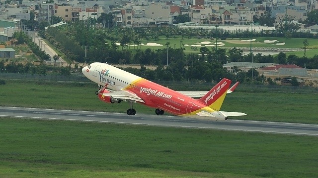 Vietjet will offer a special service to carry peach flowers and ochna integerrima via checked-in luggage. (Photo provided by Vietjet)