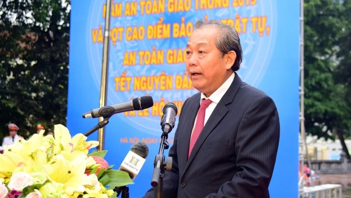 Deputy PM Truong Hoa Binh speaking at the ceremony to launch the traffic safety campaign. (Photo: Ha Noi Moi)