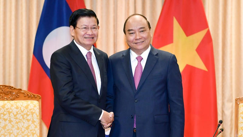 PM Nguyen Xuan Phuc (R) and Lao PM Thongloun Sisoulith in Hanoi (photo: VGP)
