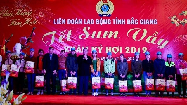 Politburo member and permanent member of the Party Central Committee's Secretariat Tran Quoc Vuong presents gifts to workers at the Ha Phong garments for export company in Bac Giang (Photo: laodong.vn)