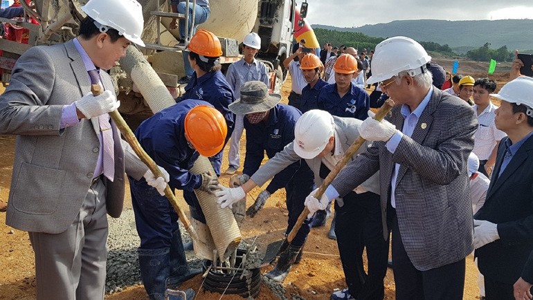 Delegates at the ground-breaking ceremony of Xuan Tho 1 solar power plant (Photo: baophuyen.com.vn)