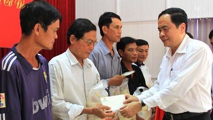  President of the Vietnam Fatherland Front Central Committee Tran Thanh Man (R) presents gifts to poor households in Can Tho city on January 20, 2018 ahead of the Lunar New Year (Tet) festival. (Photo: baophapluat.vn)