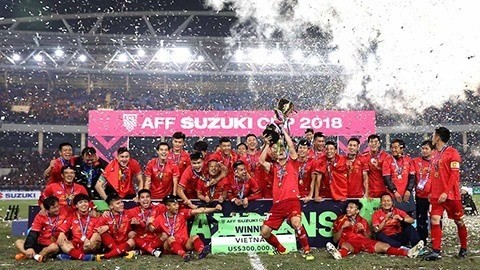Vietnamese national men’s football team lift the AFF Suzuki Cup trophy. (Photo: bongdaplus.vn)