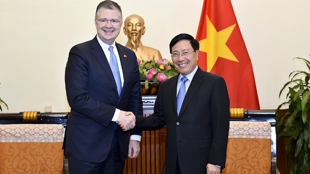 Deputy Prime Minister and Foreign Minister Pham Binh Minh (R) receives US Ambassador Daniel Kritenbrink (Photo: VGP)