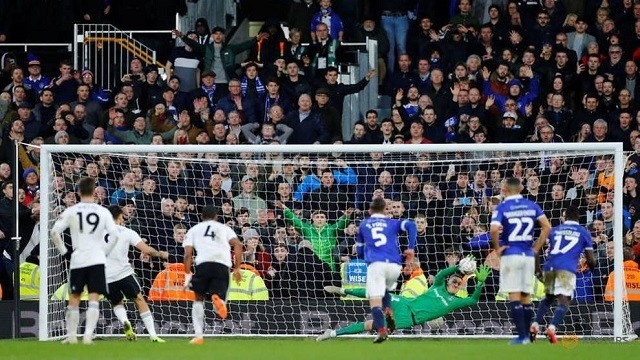 Fulham's Aleksandar Mitrovic misses a penalty - FA Cup Third Round - Fulham v Oldham Athletic - Craven Cottage, London, Britain - January 6, 2019. (Photo: Reuters)