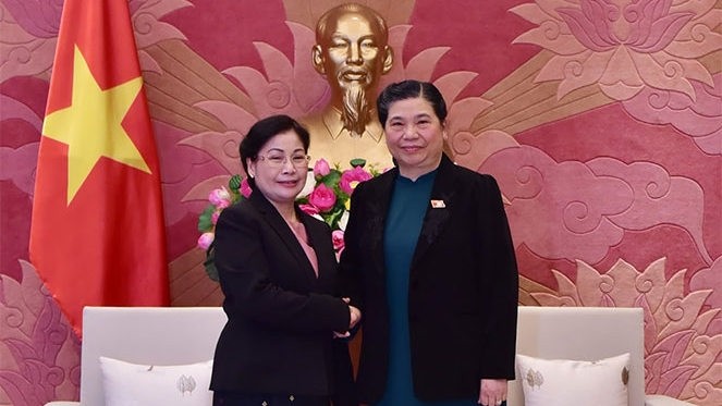 NA Vice Chairwoman Tong Thi Phong (right) greets President of the State Audit Organisation of Laos Viengthong Siphandone. (Photo: daibieunhandan.vn)