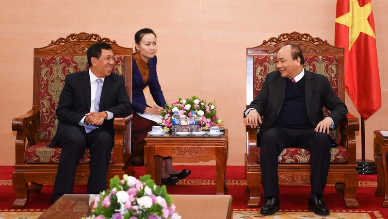 Prime Minister Nguyen Xuan Phuc (right) and Governor of the Bank of the Lao PRD Sonexay Sitphaxay (Photo: VGP)